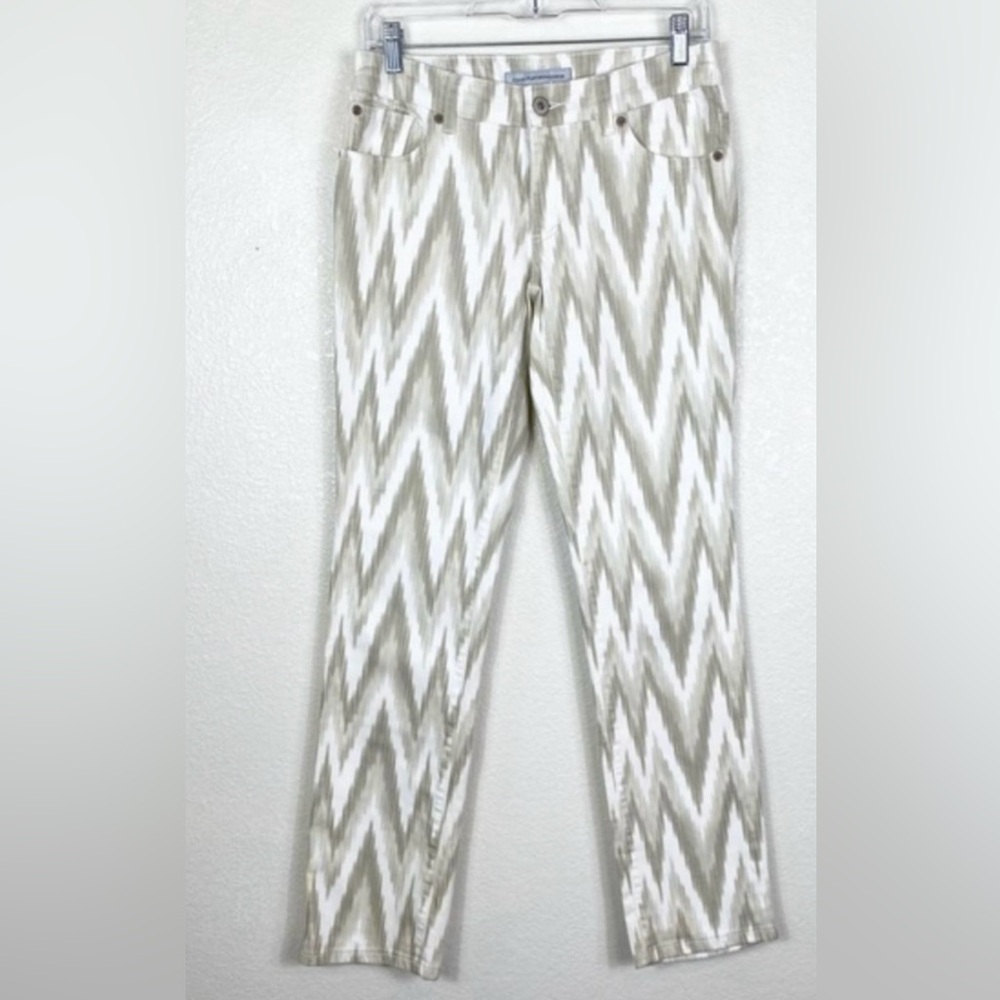 CHICOS 1 (8-10) Platinum denim Gray & White zigzag design Straight leg jeans.